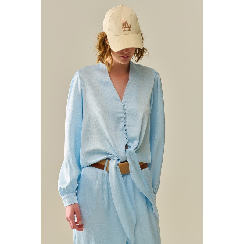 Cropped Buttoned Shirt In Blue Featuring Knot