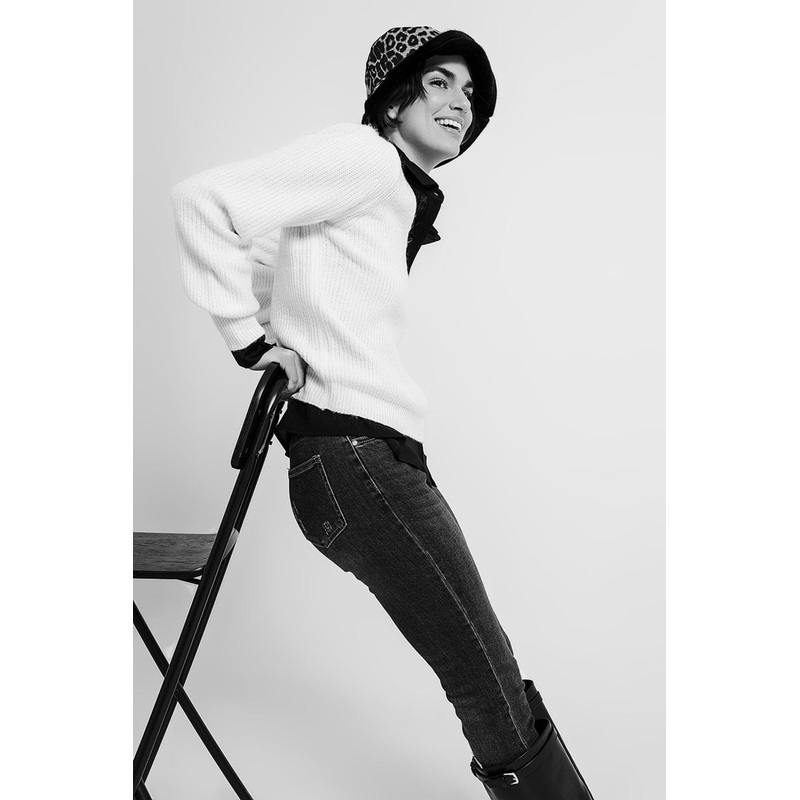 Ribbed V Neck Jumper In Off White