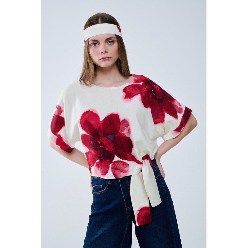 Cropped Beige Blouse With Tropical Floral Print In Red Tied At The Waist