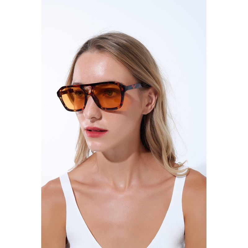 Retro Style Sunglasses With Brown Tortoise Shell Frames And Orange Lenses