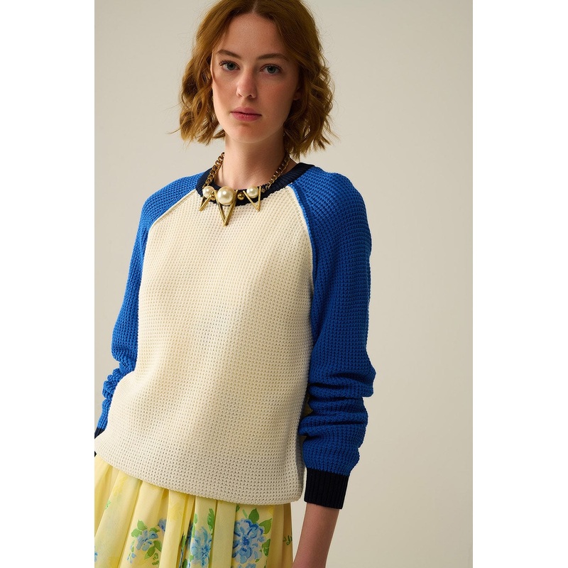 Moss Stitch Knitted Sweater With Contrasting Sleeves In Blue