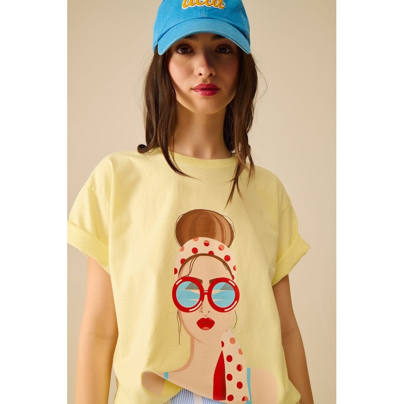 Yellow T-Shirt Made In Italy With A Vintage Girl Graphic