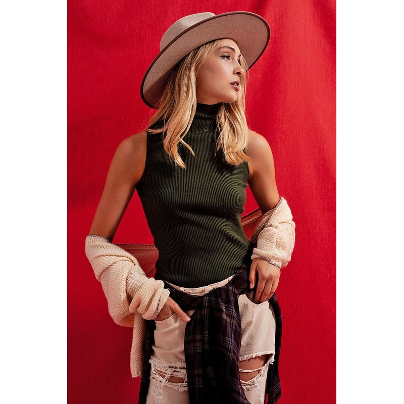 Turtle Neck Ribbed Top In Forest Green