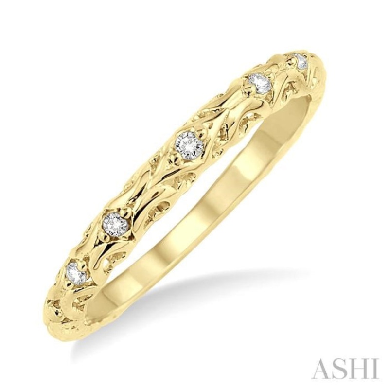 1/20 ctw Round Cut Diamond Wedding Band in 14K Yellow Gold